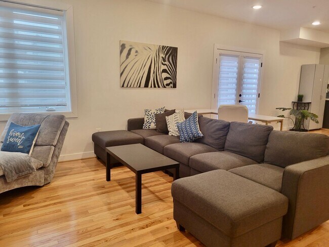 Foto del edificio - Stunning 2 BR/ 2.5 BATH 2 Level New Constr...