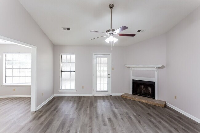 Foto del edificio - 7327 Mallard Creek Dr