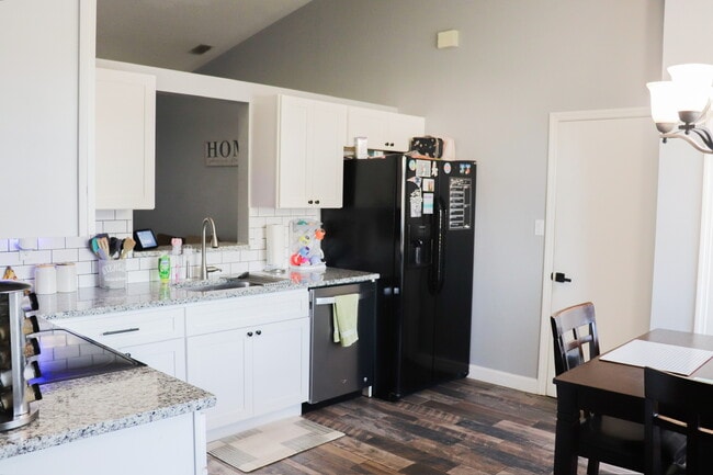 Building Photo - 5560 River Oaks Dr