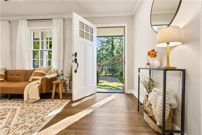 Building Photo - Charming 4-Bedroom Home with Modern Finish...