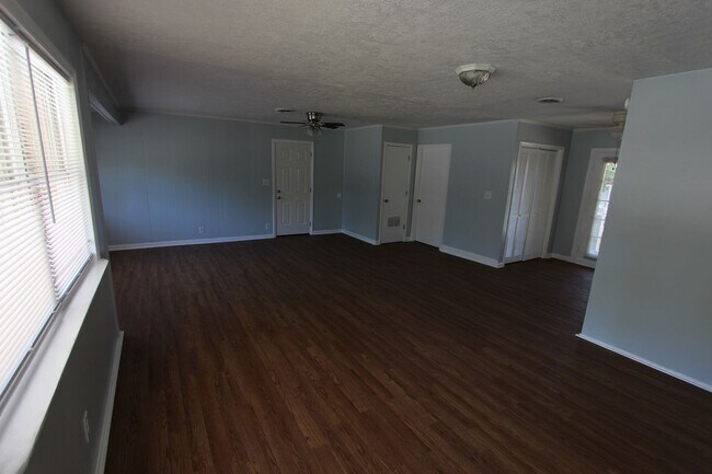Building Photo - 2071 Fernwood Cir