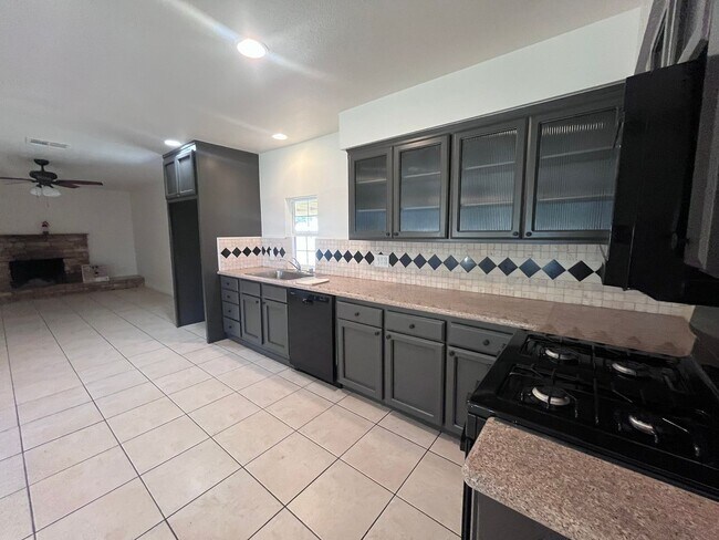 Building Photo - 3815  W. CULTER 3 BEDROOM 2 BATHROOM - EST...