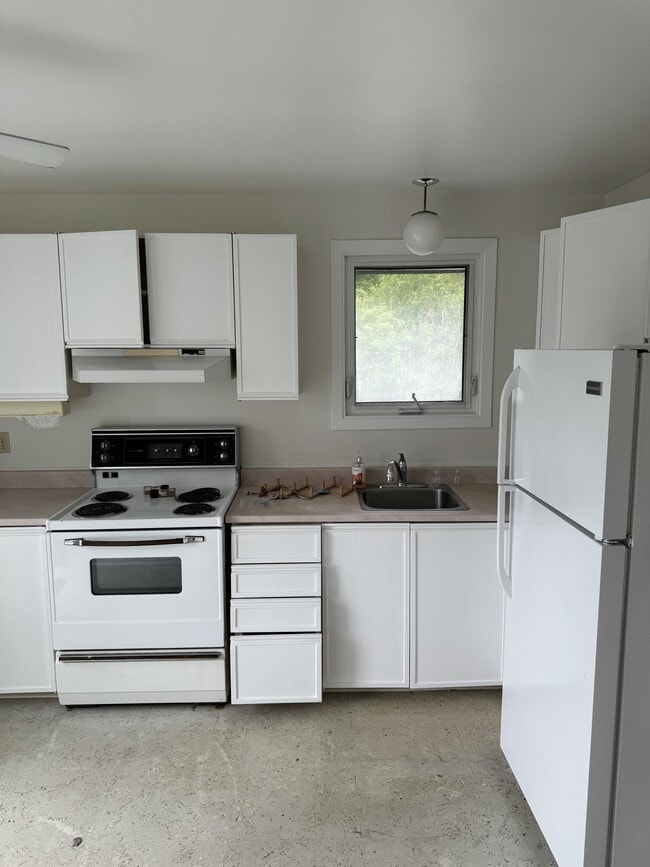 Building Photo - 2057 Jasmine Crescent