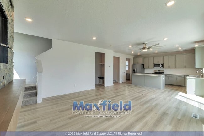 Building Photo - Saratoga Springs 5BD - 3.5BTH - 2GAR