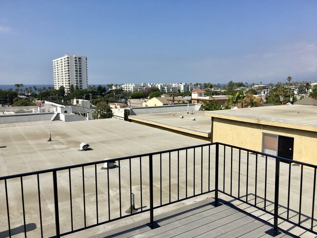 Building Photo - 2727 3rd St