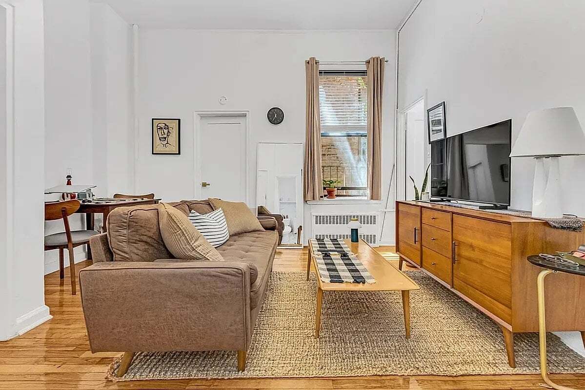 Foto del edificio - 243 E Broadway