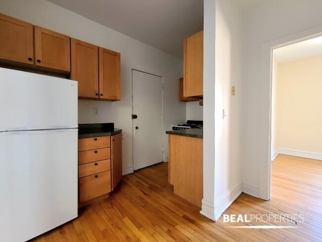 Building Photo - 1 bedroom in CHICAGO IL 60657