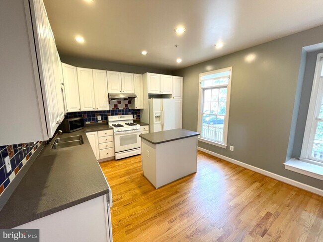 Building Photo - 504-G N Thomas St