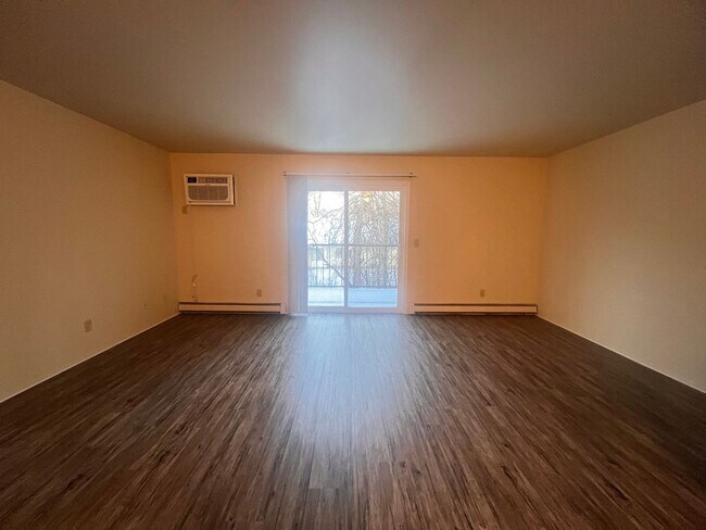 Foto del edificio - Spacious Two Bedroom Upper Apartment with Laundry in Unit!