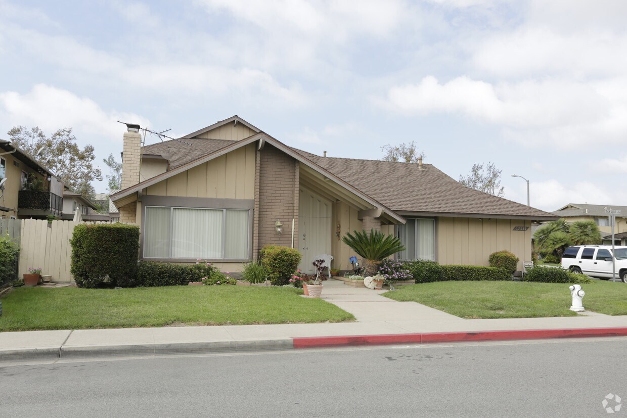 Building Photo - 17291 San Luis St
