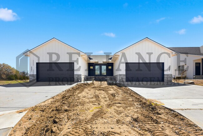 Building Photo - 5263 N Pinecrest Ct