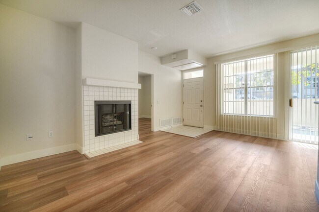 Foto del edificio - Coastal Living at Its Best – Upgraded 1BR Condo with Private Patio & Resort-Style Amenities