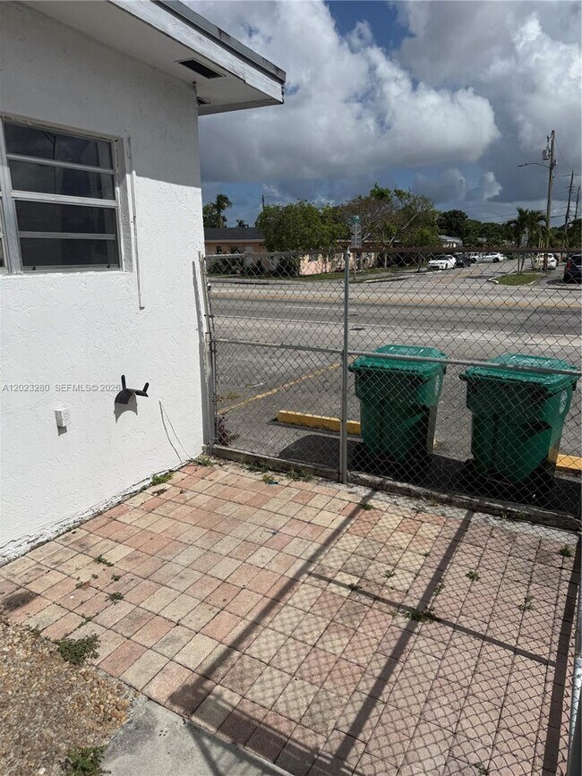 Foto del edificio - 4871 W Flagler St