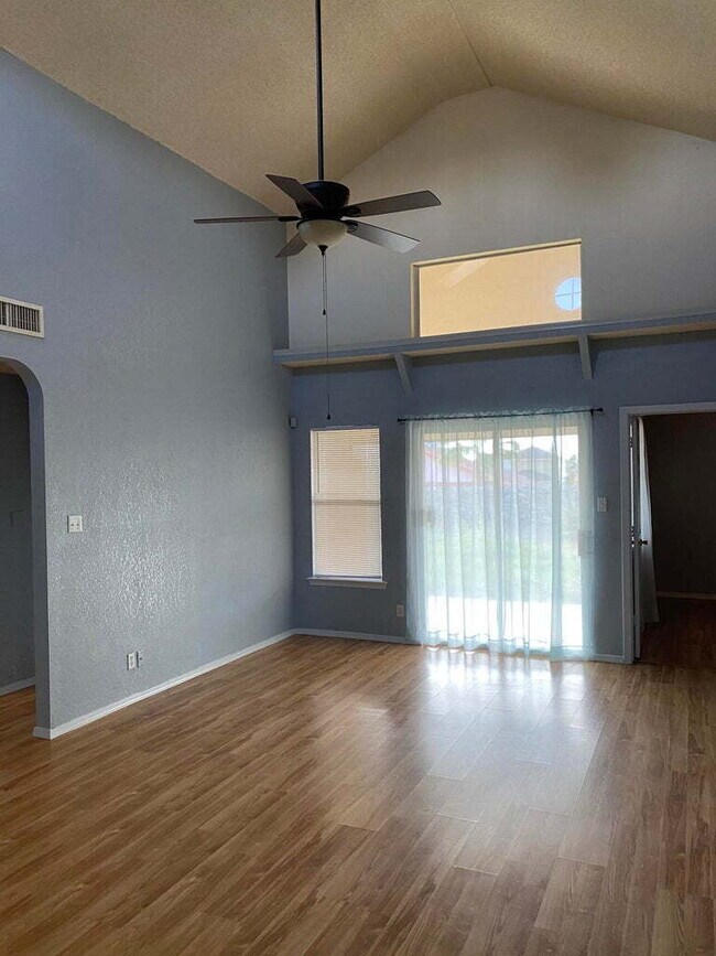 Building Photo - 1445 Plaza Verde Dr