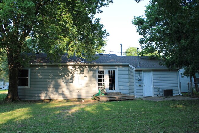 Building Photo - Nice 2 bedroom home with Large backyard! C...