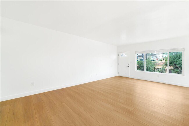 Building Photo - Beautifully Renovated Two Bedroom Manhatta...