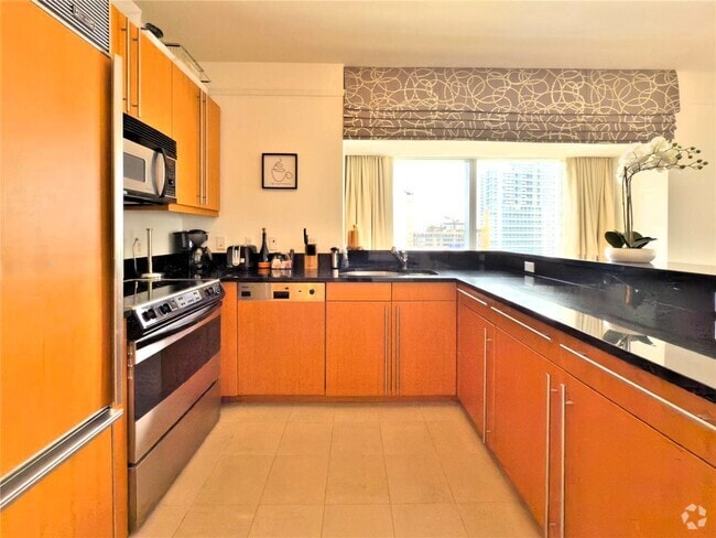 Building Photo - 1435 Brickell Ave