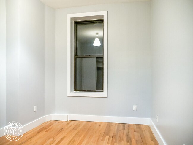 Building Photo - 378 Lewis Ave