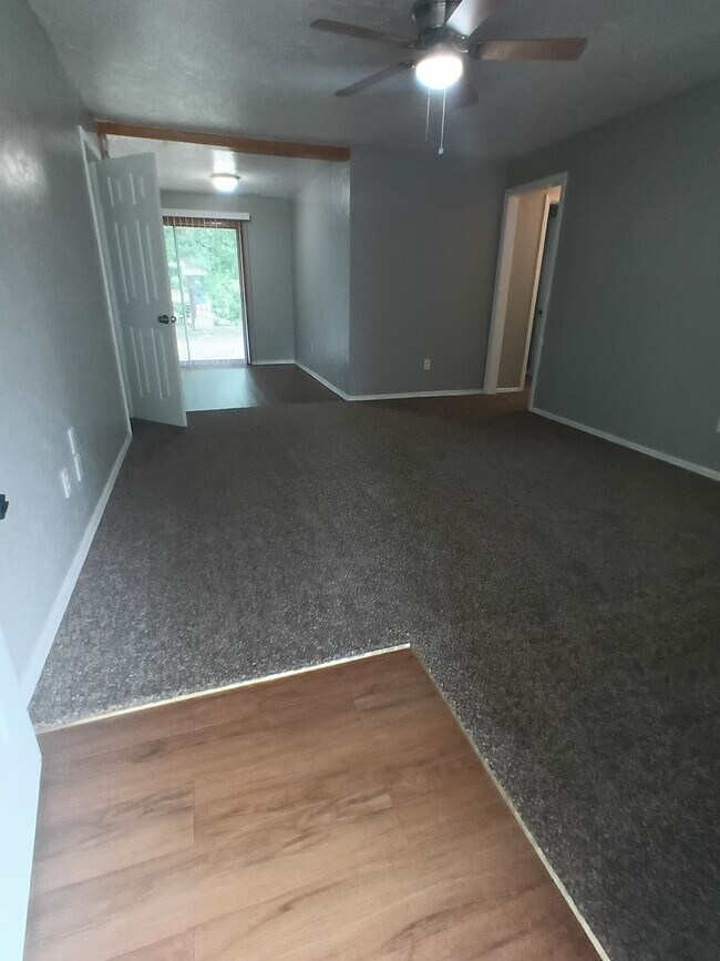 Foto del edificio - 3221 Greenbrier Terrace