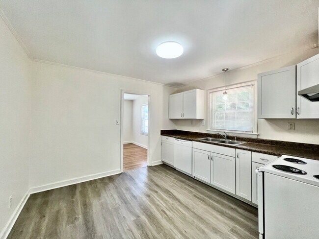 Foto del edificio - Updated Home in Convenient Location