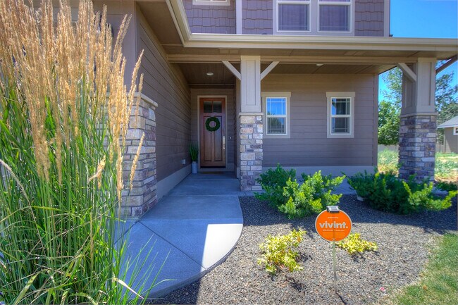 Building Photo - Beautiful Custom Home in Great Location