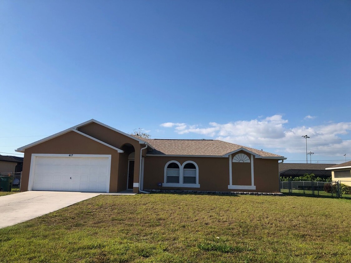 Foto principal - Experience this 4 bedroom 2 bath SW Cape C...