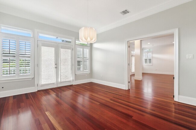 Building Photo - Lakeview Stunner! Must See!