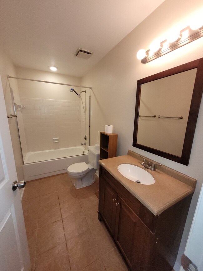 Foto del edificio - 725 Northlake Blvd