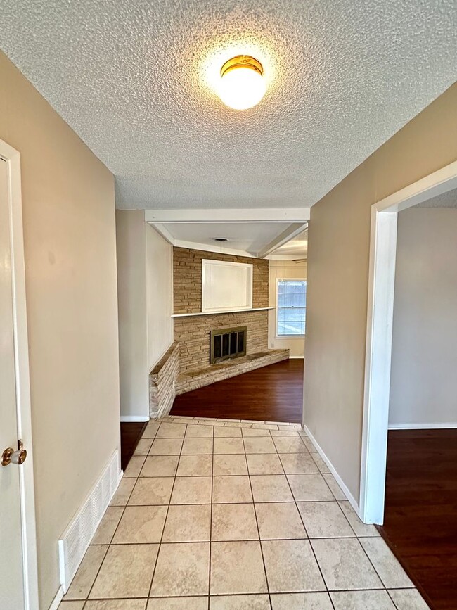Building Photo - COMING JUNE 2026 - Spacious 3 Bedroom 2 Bathroom Home in College Hills Neighborhood!