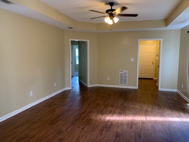 Building Photo - Gorgeous Home in Blue Pool Subdivision.
