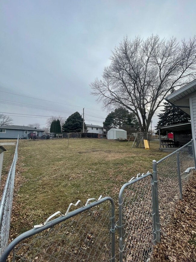 Building Photo - Newly updated! 3 bedroom, 2 bath home located near Skyview Lake! More updated photos to come!