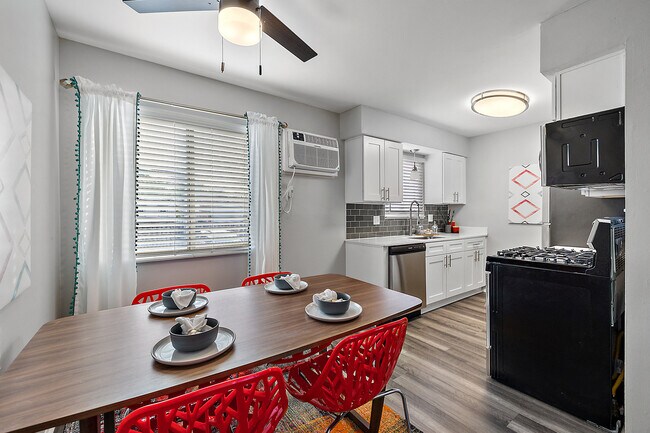 Foto del edificio - Cherry Hill Village Apartments - Dearborn Heights, MI