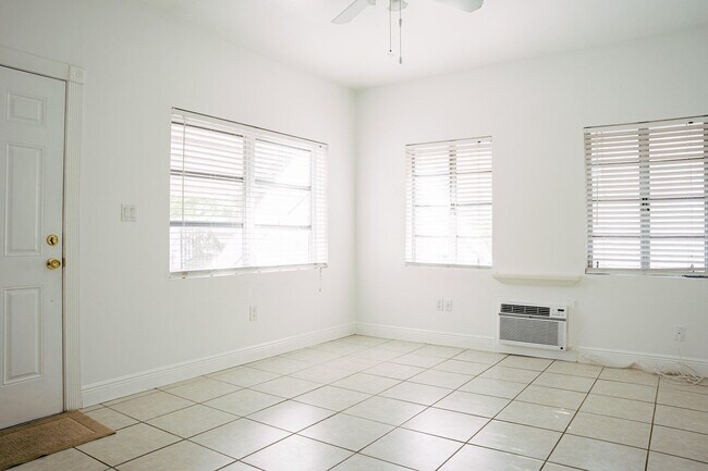Building Photo - 317 Pershing Way
