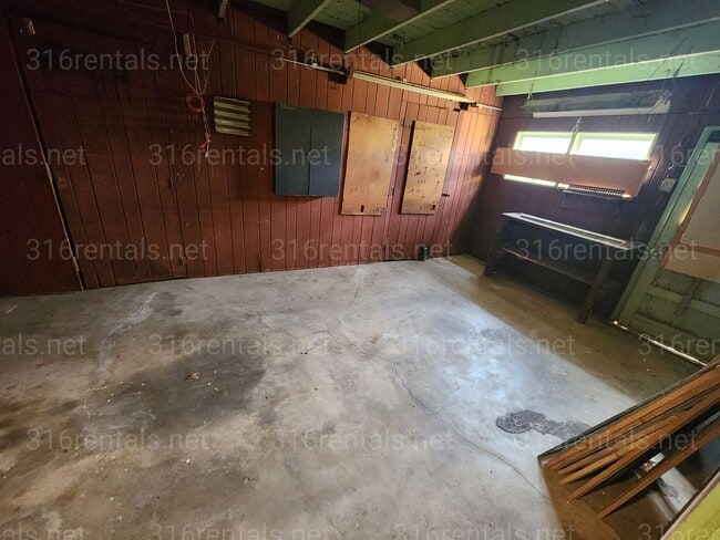 Building Photo - $1,795 - 3 bedroom/ 2 bathroom Single Family Home **COMING SOON**