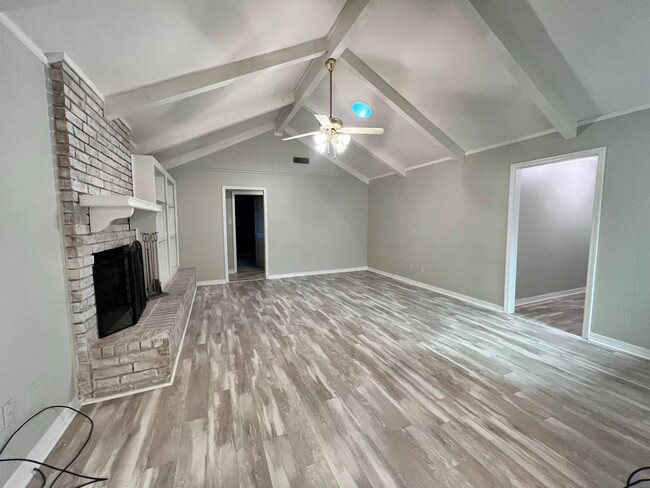 Building Photo - 4 BEDROOM GREENACRES BEAUTY!
