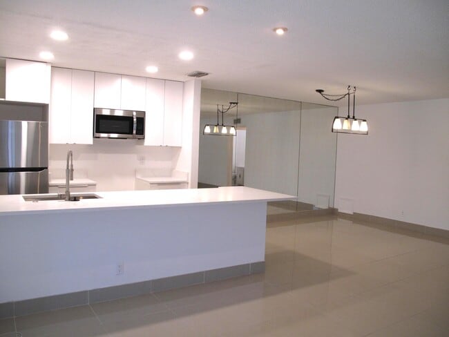 Building Photo - 1227 Club Dr W