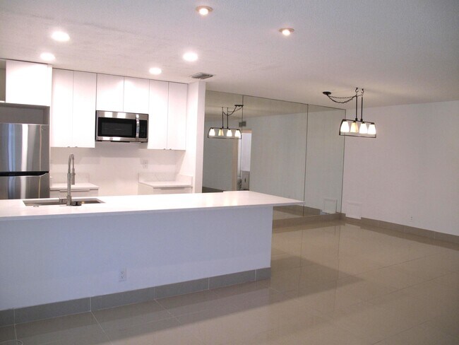 Foto del edificio - 1227 Club Dr W