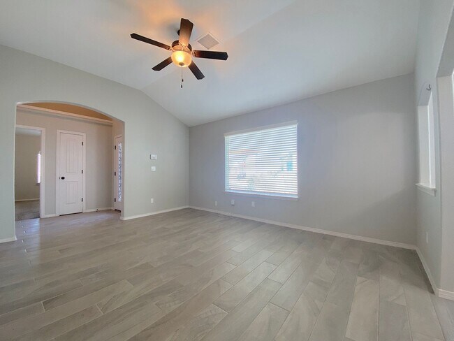 Foto del edificio - East El Paso 4 bed 2 Bath Refrig A/C w/Solar Panels and Outdoor Bar!