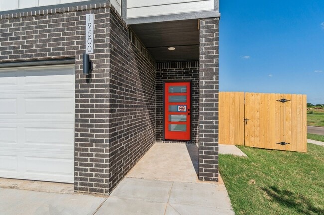 Photo - New tenant incentive! Receive ($1200 CREDIT) applied to 2nd month's rent! Don’t miss your chance!! Townhome