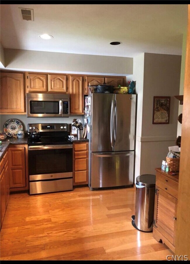 Foto del edificio - 61 Midlake Cir