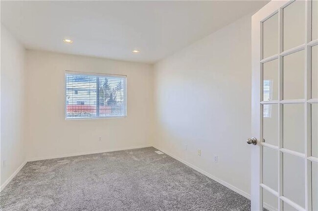Building Photo - Stunning 4-bedroom, 3-bathroom house locat...