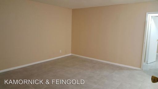 Building Photo - 1110 S Kenmore Ave