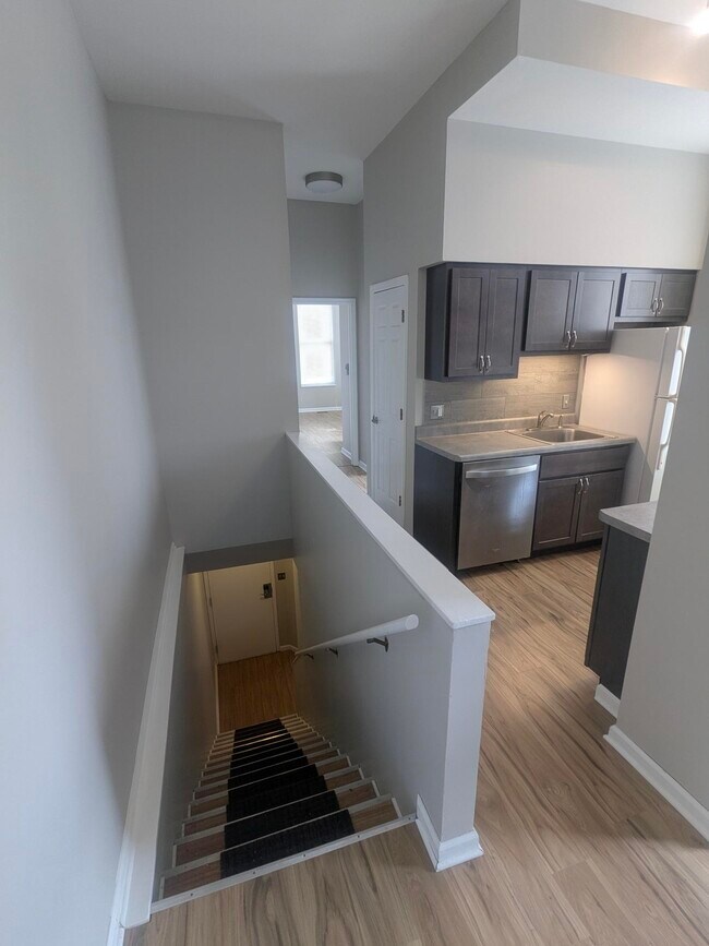 Escaleras al nivel inferior - 2354 S 9th St