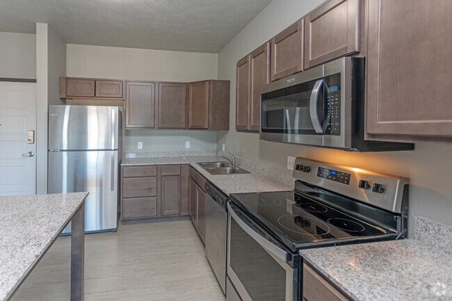 1BR, 1BA - 620SF - The Oaks I & II
