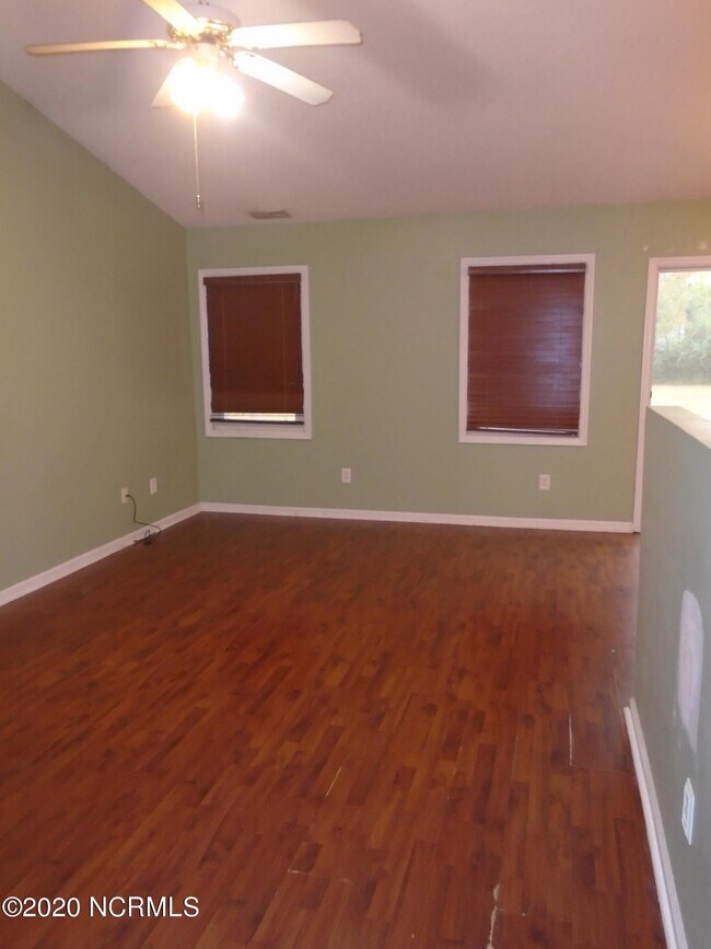 Building Photo - 124 Sweetwater Dr