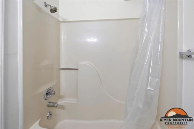 Building Photo - Large Efficiency minutes from Virginia Tech