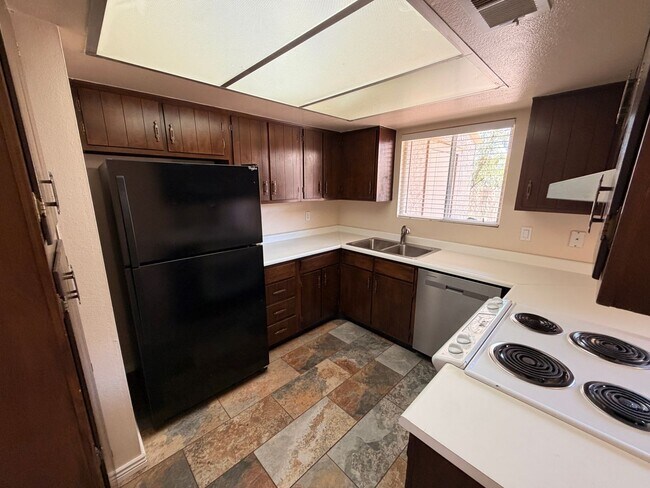 Building Photo - Move-In Ready 2-Bedroom Home with Washer & Dryer in Glendale