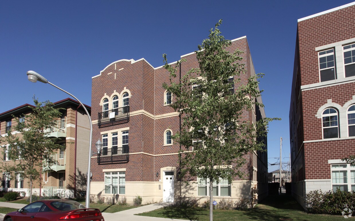Building Photo - 3811 S Langley Ave