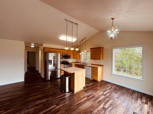 Foto del edificio - Beautiful mountain views! 3 bed 2 bath 2 c...