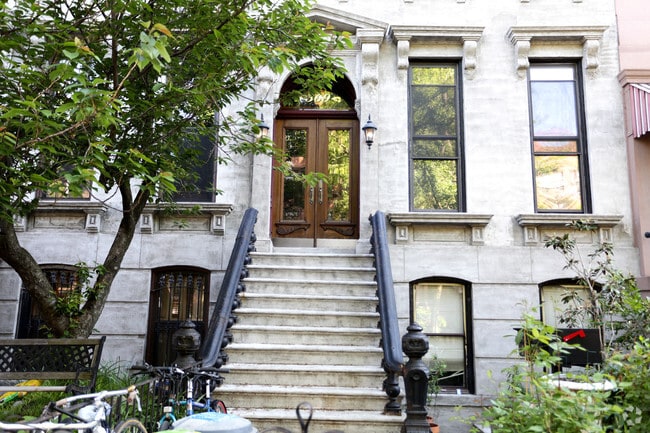 Building Photo - 369 Union St